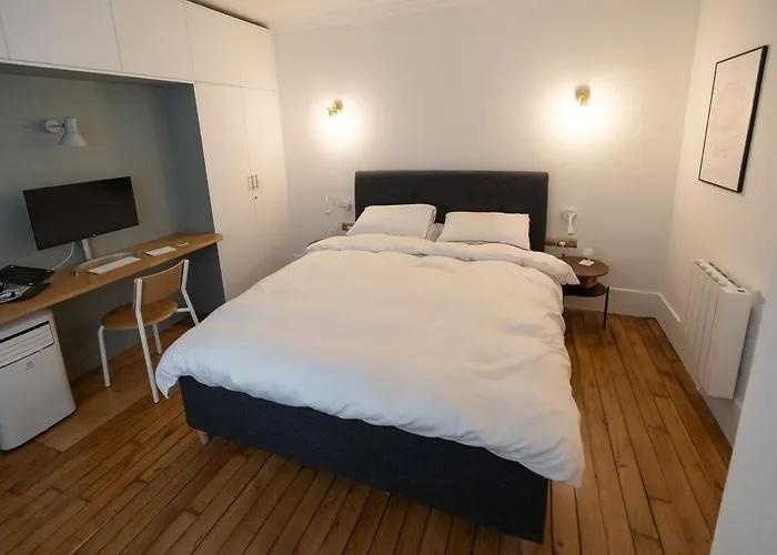 Minimalist Haussmannian 11 아파트 *